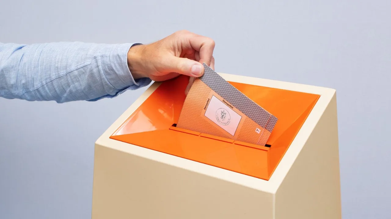 En person som legger en stemmeseddel i en boks.