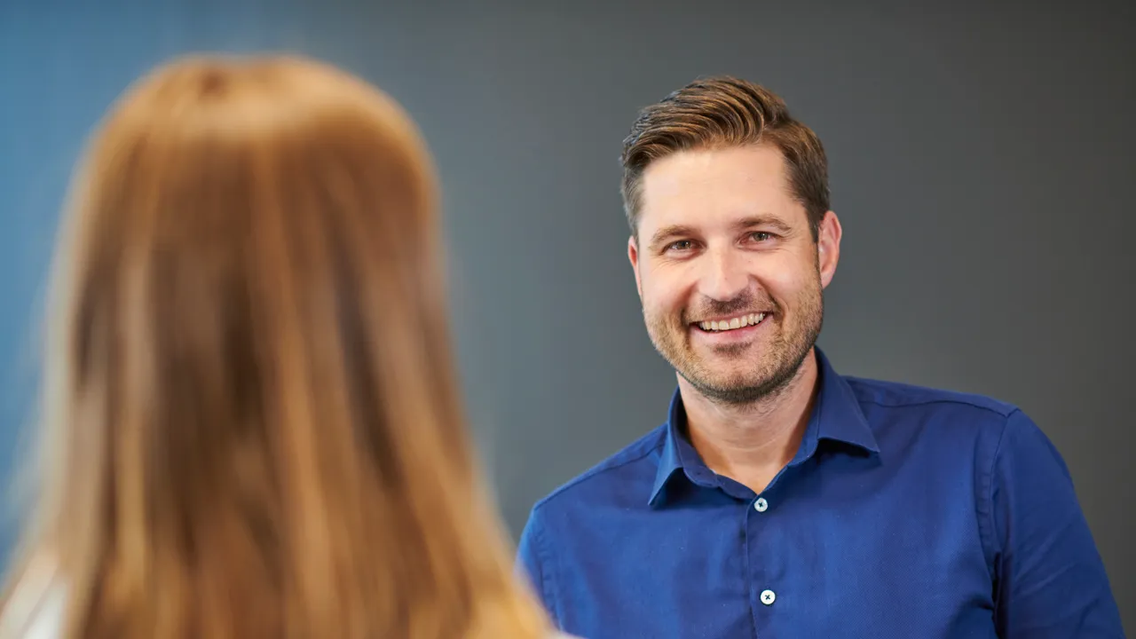 Mann og kvinne på kontor