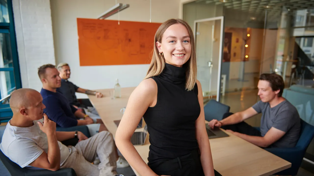 Kvinne foran forsamling