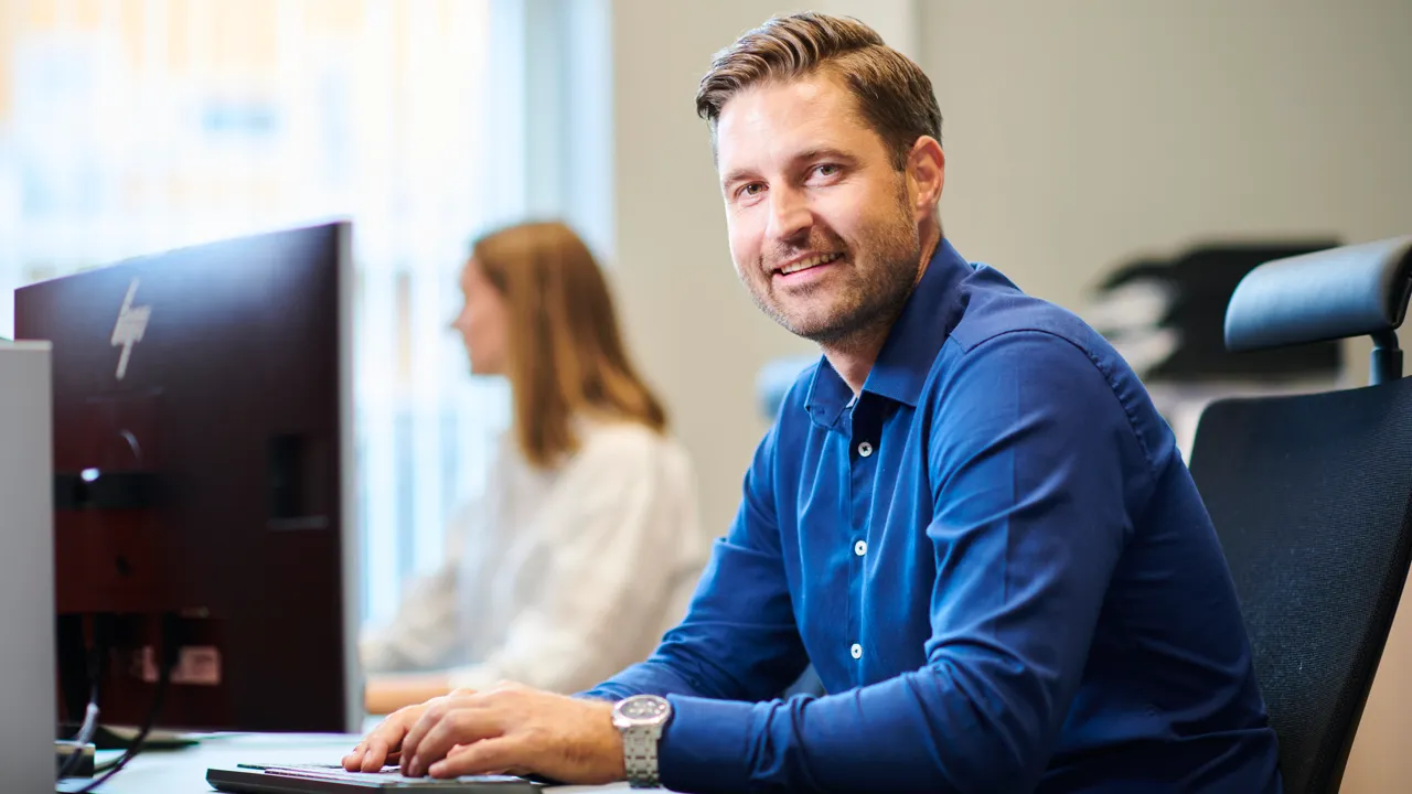 Mann jobber på kontor
