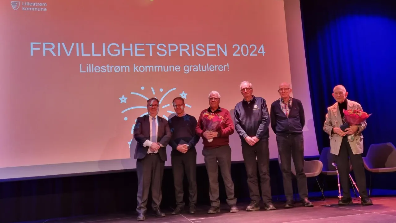 En gruppe mennesker som står på en scene.