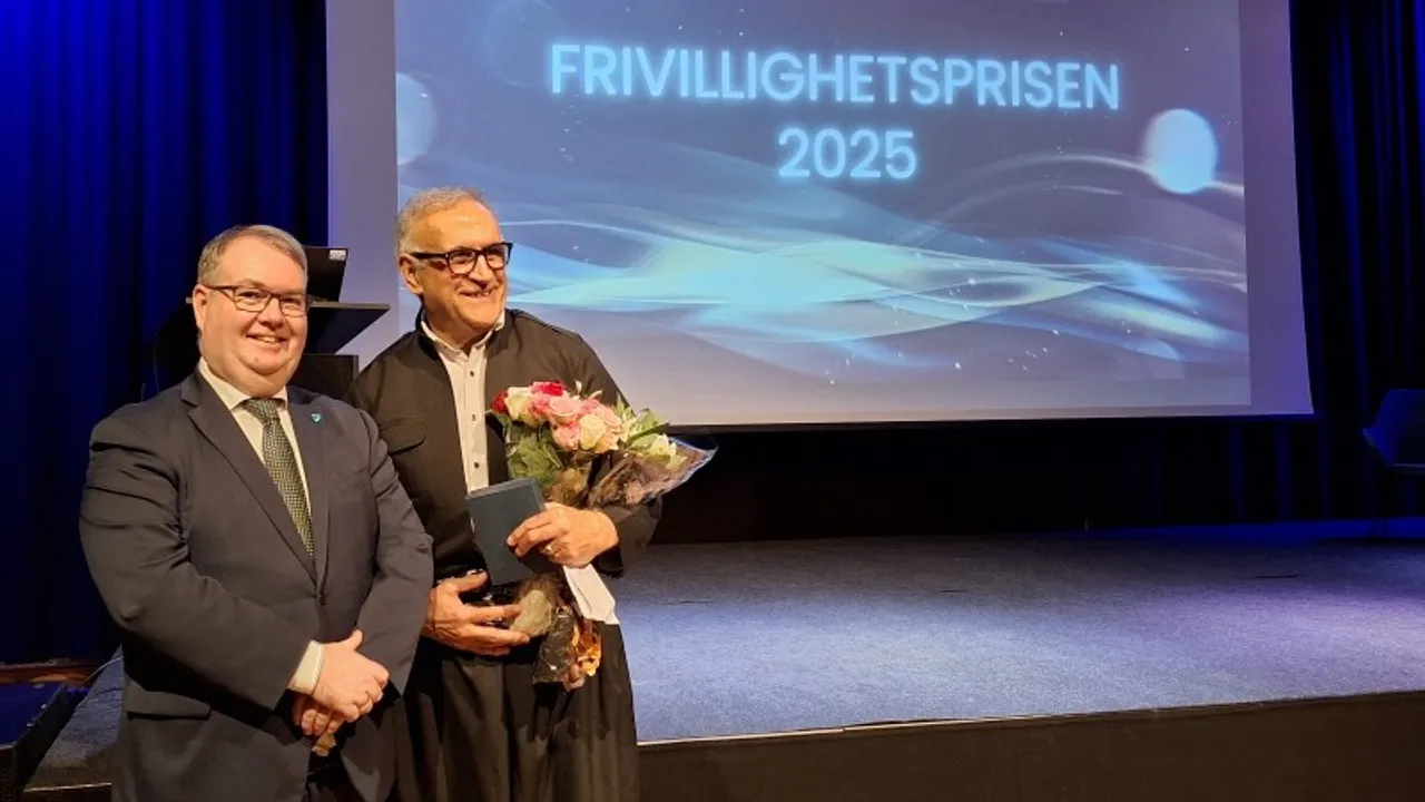 Karim Allahweysi  mottar prisen av ordfører Kjartan Berland