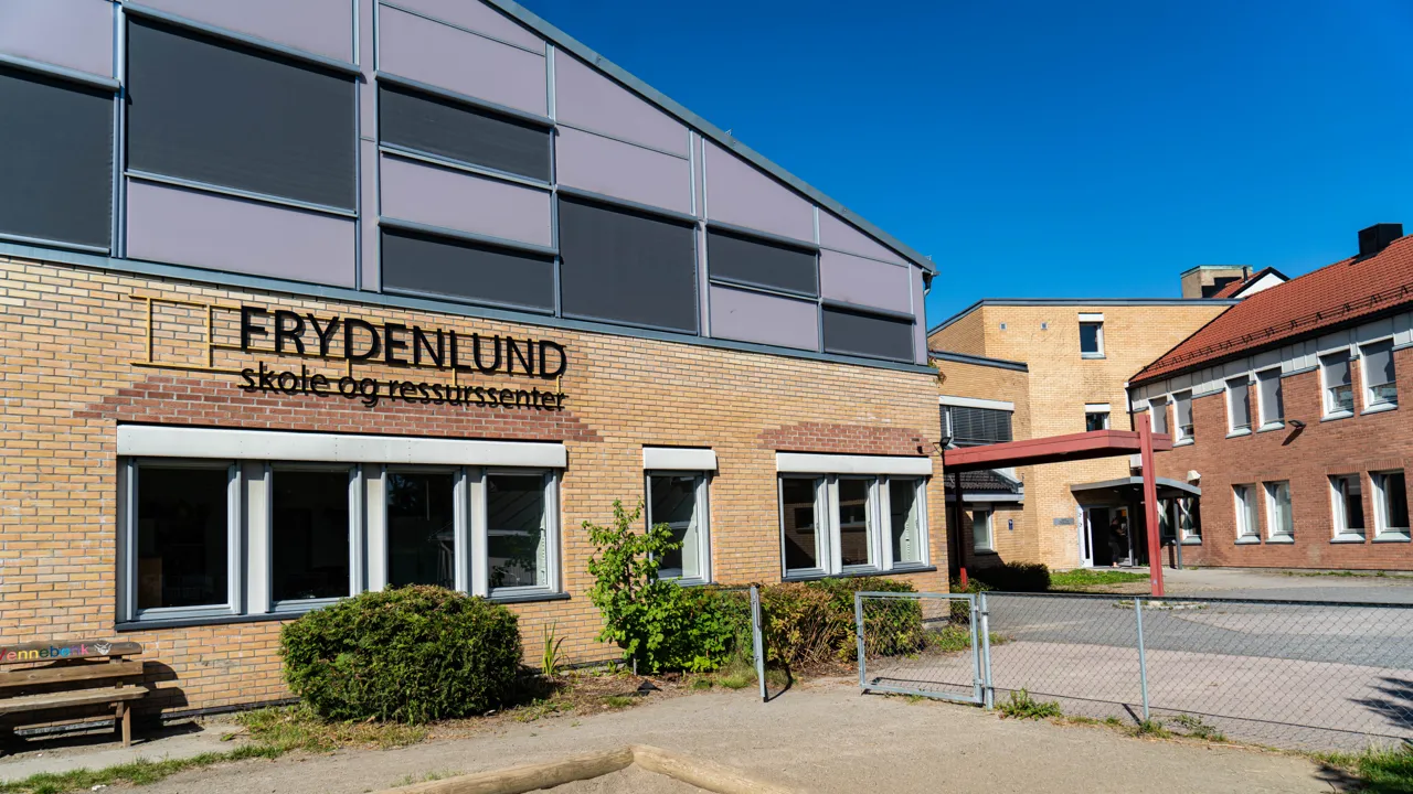 En mursteinsbygning med et skilt der det står frydenlund.