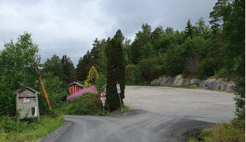 en vei som fører til en parkeringsplass