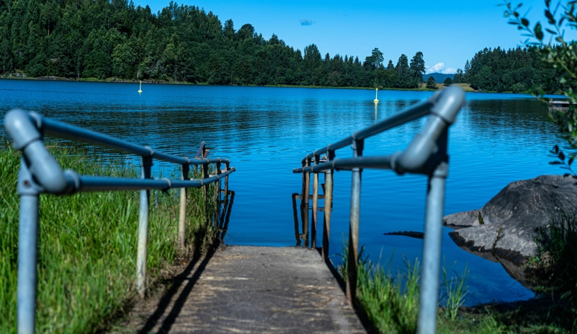 En rampe som fører til et vann.