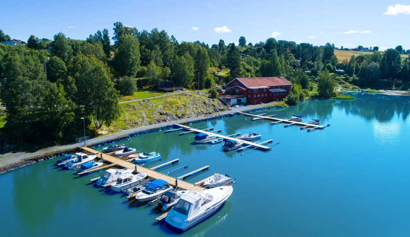 En båtbrygge med flere båter i vannet.