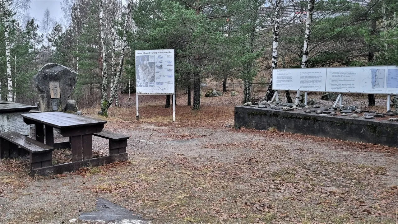Et par benker som står midt i skogen.