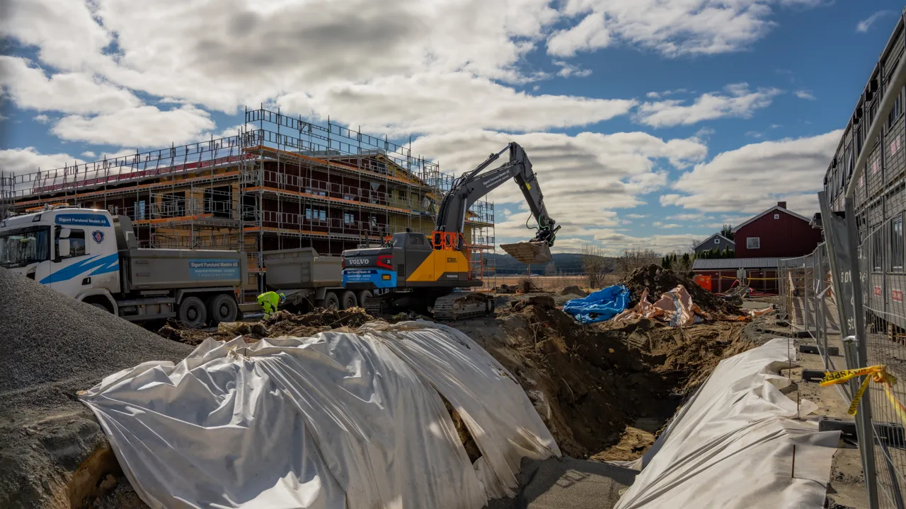 En byggeplass med en stor haug med jord.
