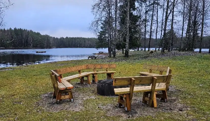 En gruppe trebenker og en bålplass