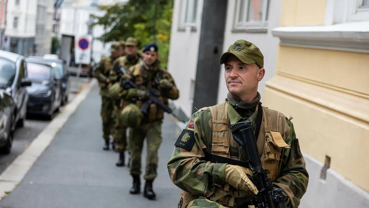 Bilde av folk i Heimevernet i bygate
