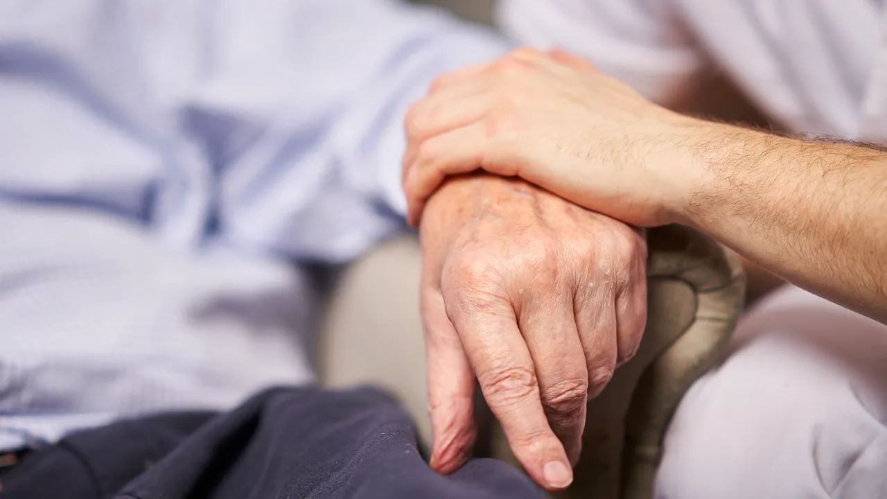 En hånd holder på en annen