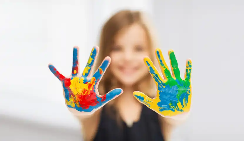 Jente viser malte hender