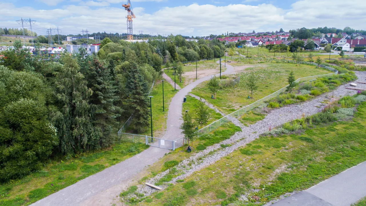 Et luftfoto av en park og en vei.
