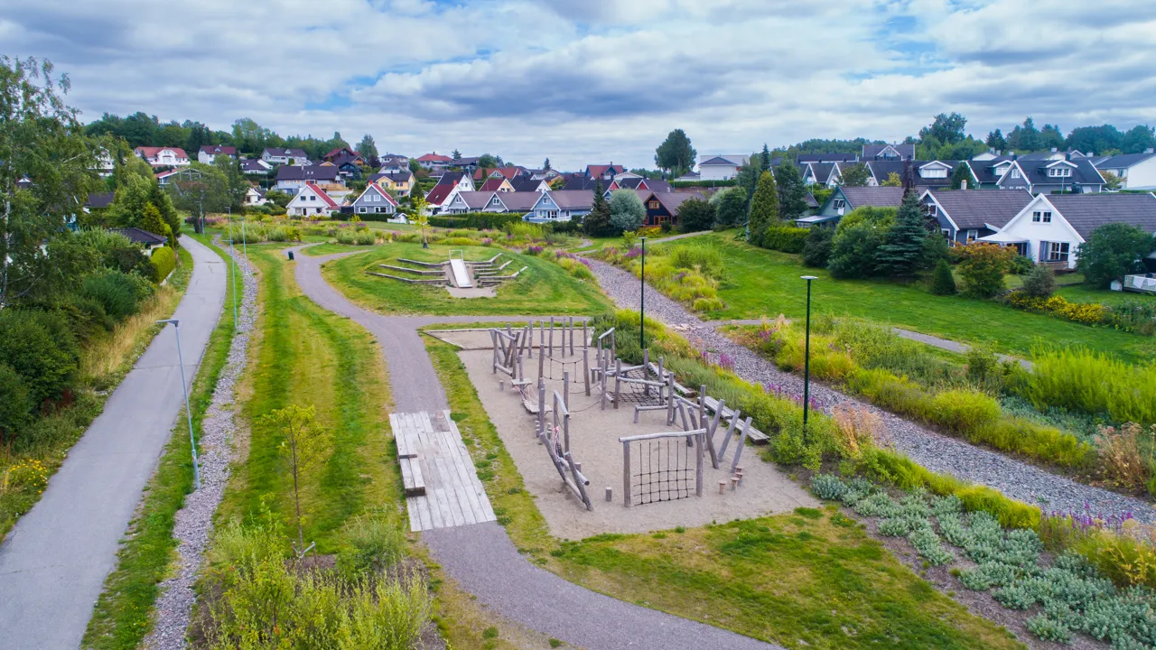 Et luftfoto av en park med en lekeplass.