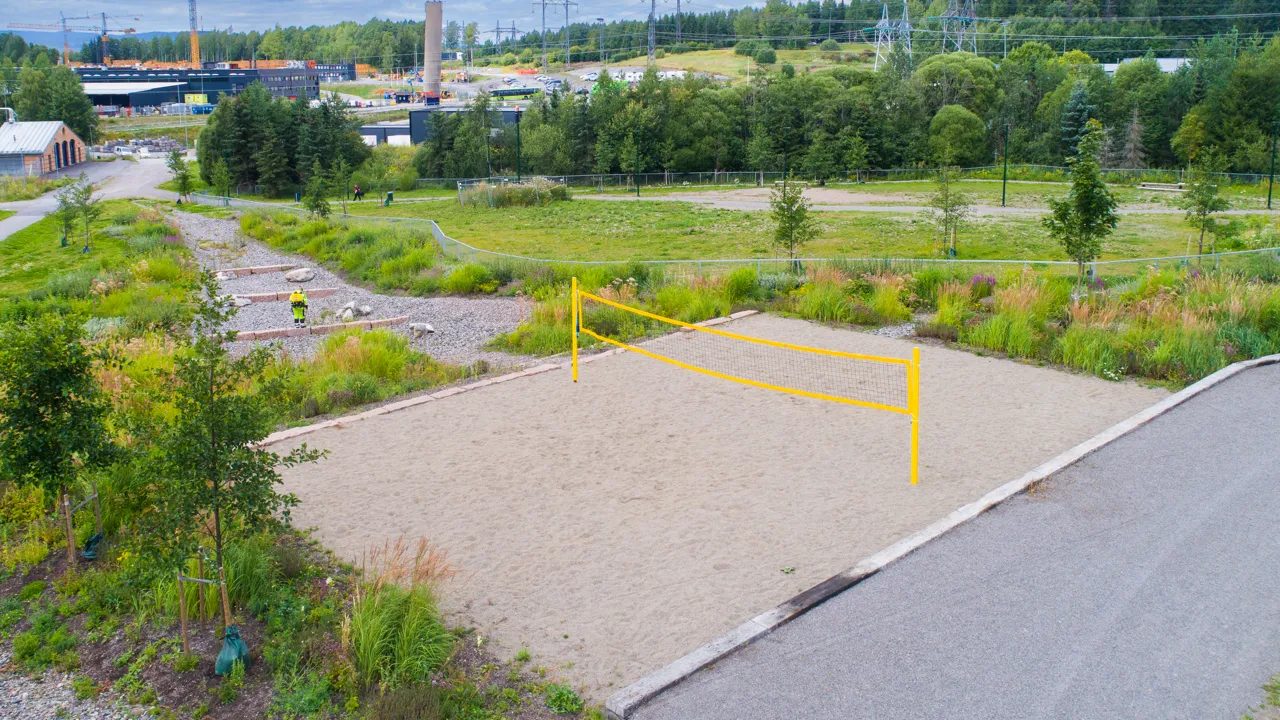 En sandvolleyballbane midt i en park.