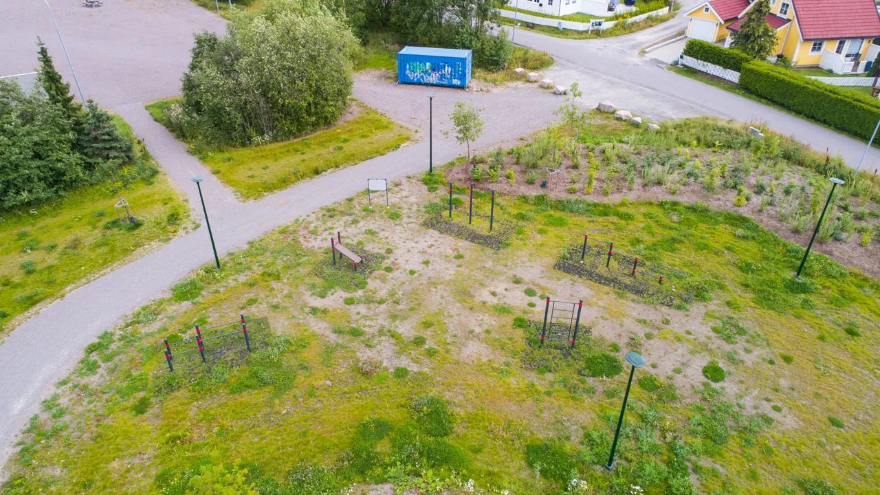 Et luftfoto av en park i et boligområde.