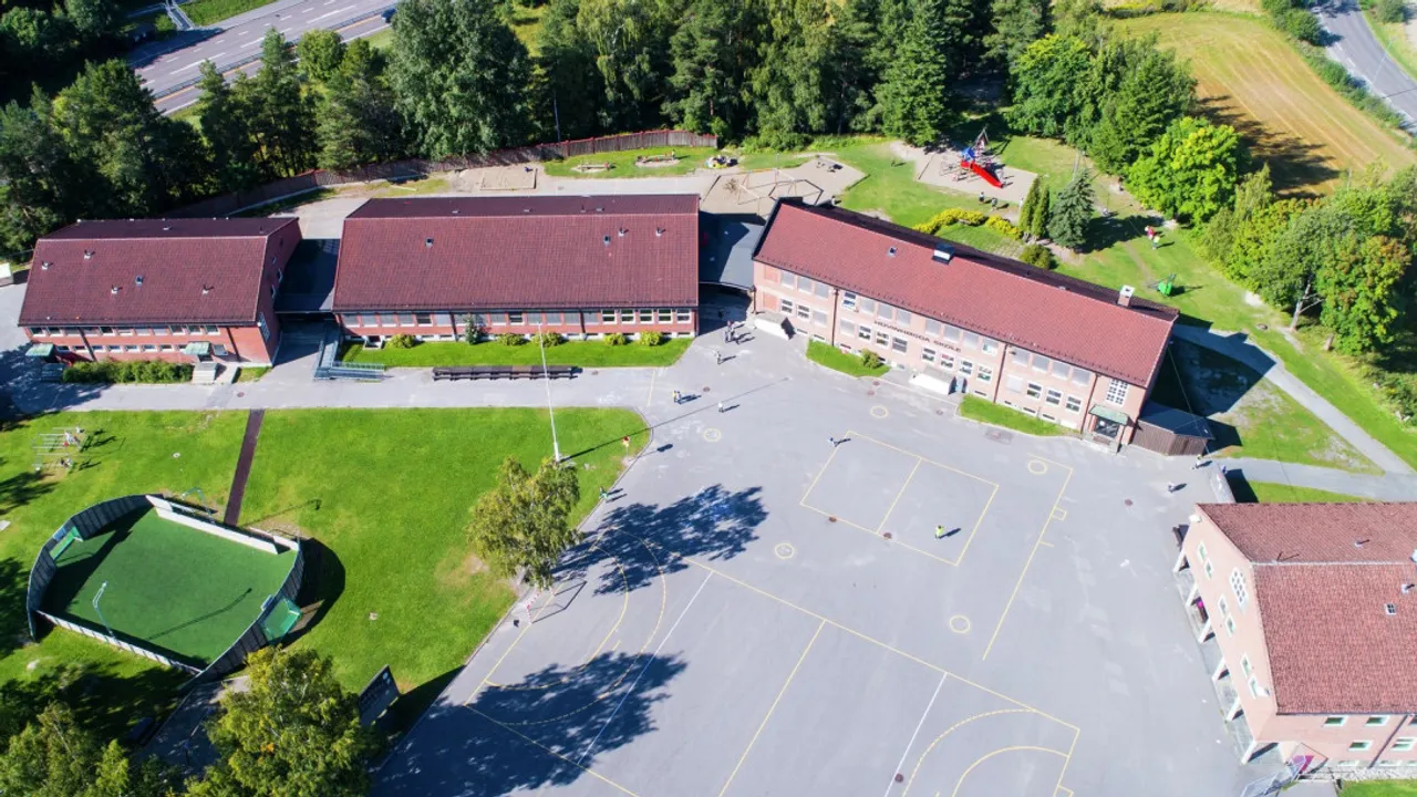 Et luftfoto av en skole