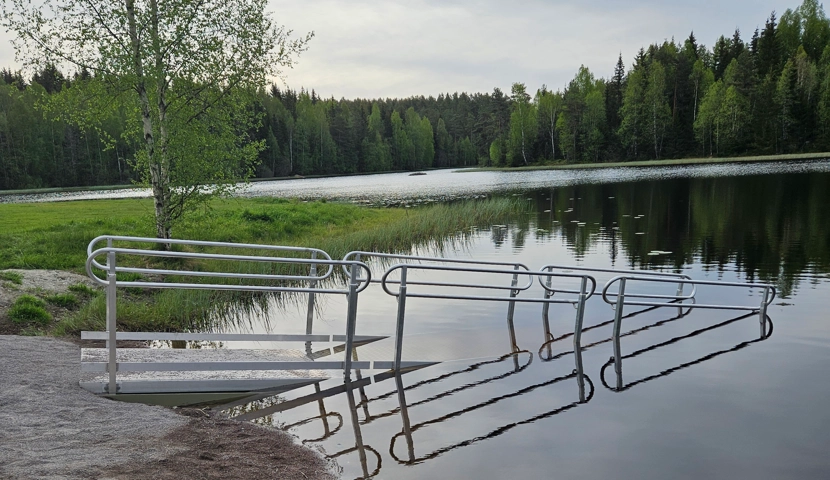 En HC-rampe som leder til vannet