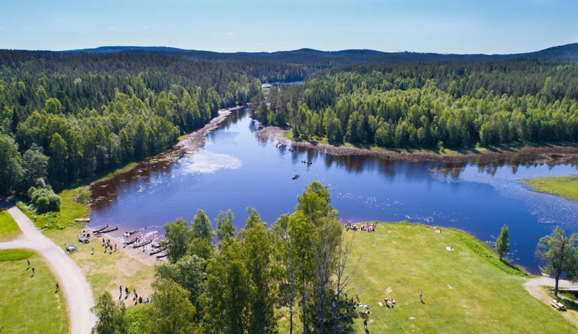 Et luftfoto av en innsjø omgitt av trær.