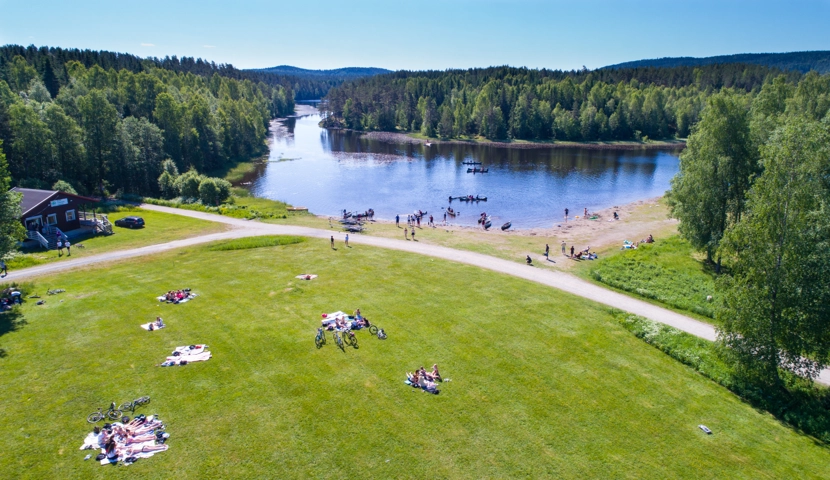 Et luftfoto av en park med en innsjø i bakgrunnen.