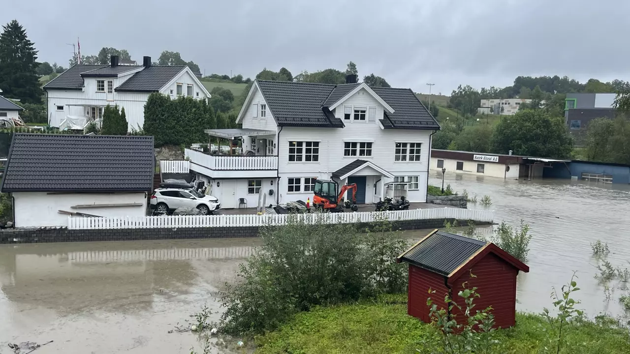 Flom ved boliger nær Leira.