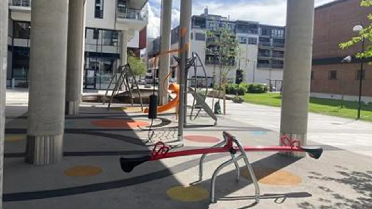 En gruppe lekeplasser i et offentlig område.