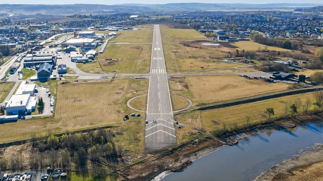 Oversiktsbilde av rullebane og flyplassområde på Kjeller flyplassområde tatt med drone