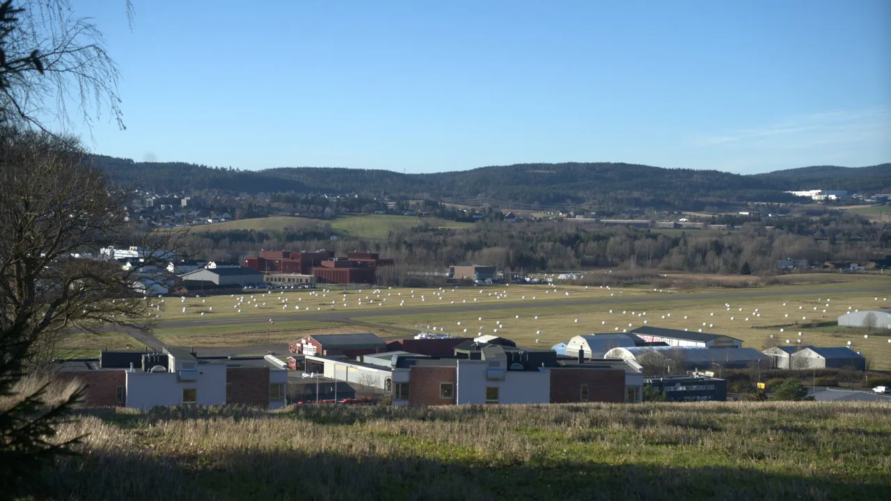 Bilde av Kjeller flyplass og noen av virksomhetene der.