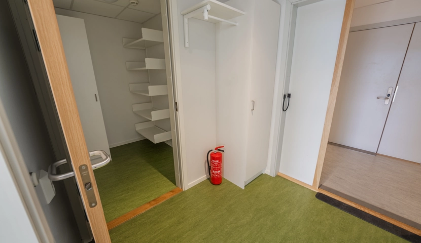 En gang med en rød brannhydrant i.