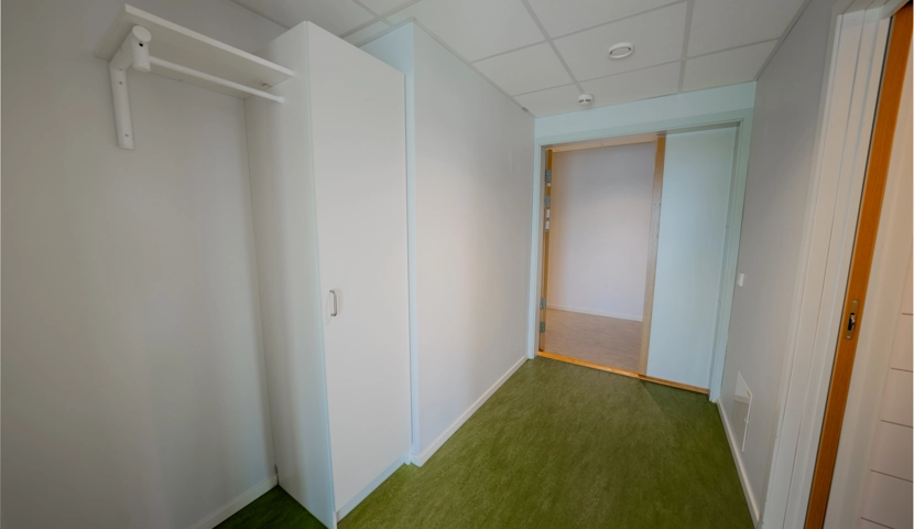 Et rom med et skap og en skapdør.