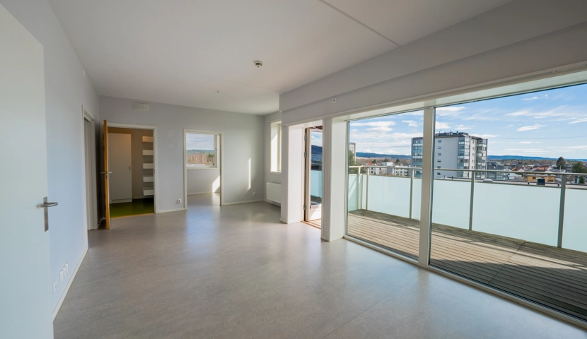 En stue med en stor skyvedør i glass.