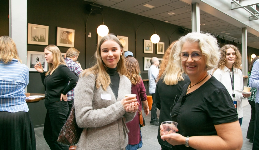 En gruppe kvinner som står ved siden av hverandre.