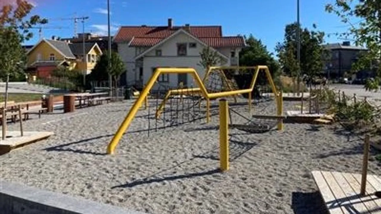 En lekeplass med huskestativ og husker.