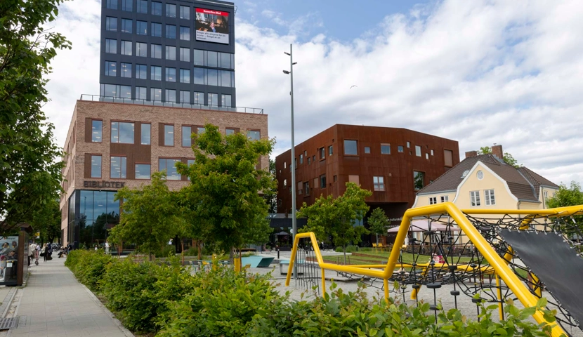 En bygning med en lekeplass foran.