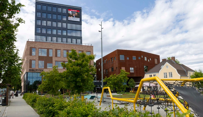 En bygning med en lekeplass foran.