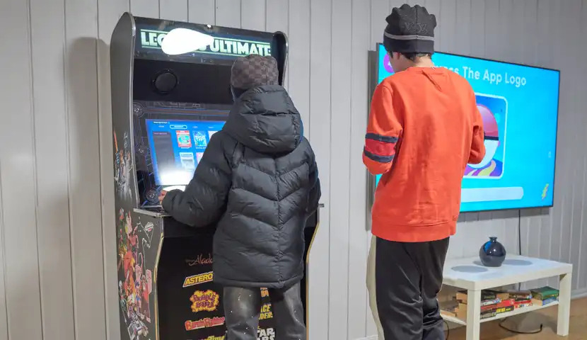 Fritidsklubb på Strømmen. Ungdom gamer.