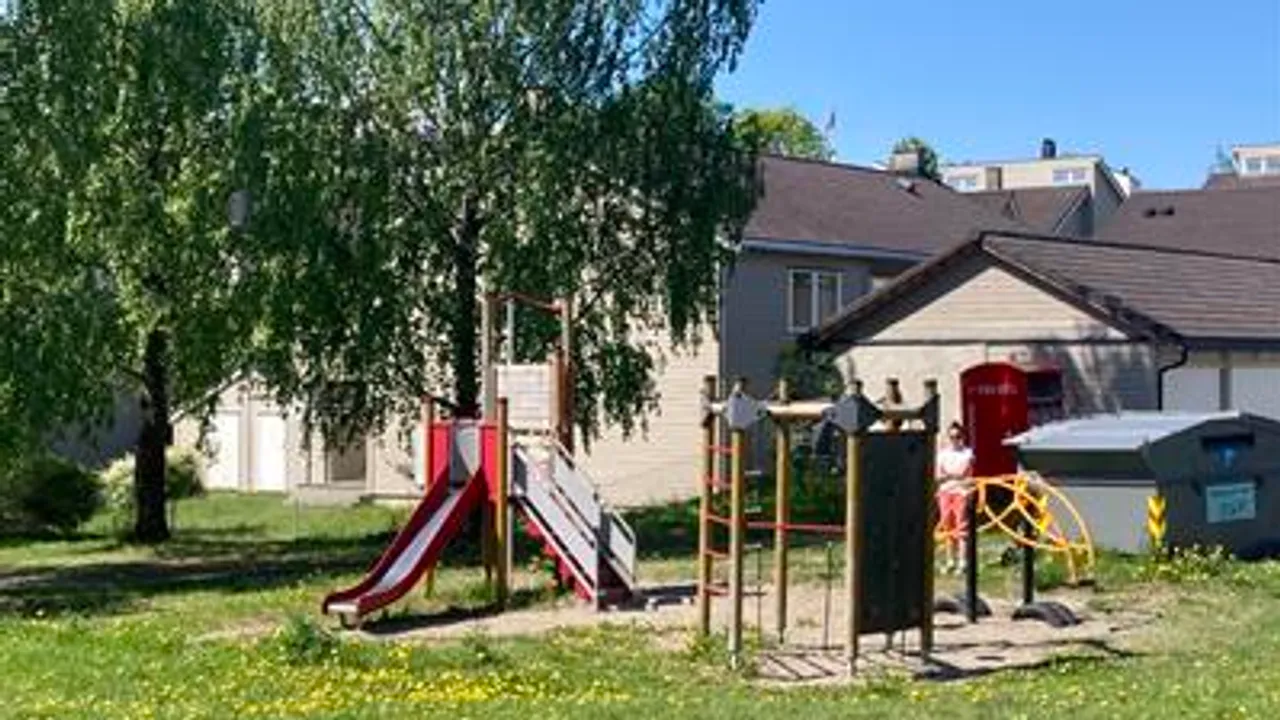 En lekeplass med sklie og lekeapparater.