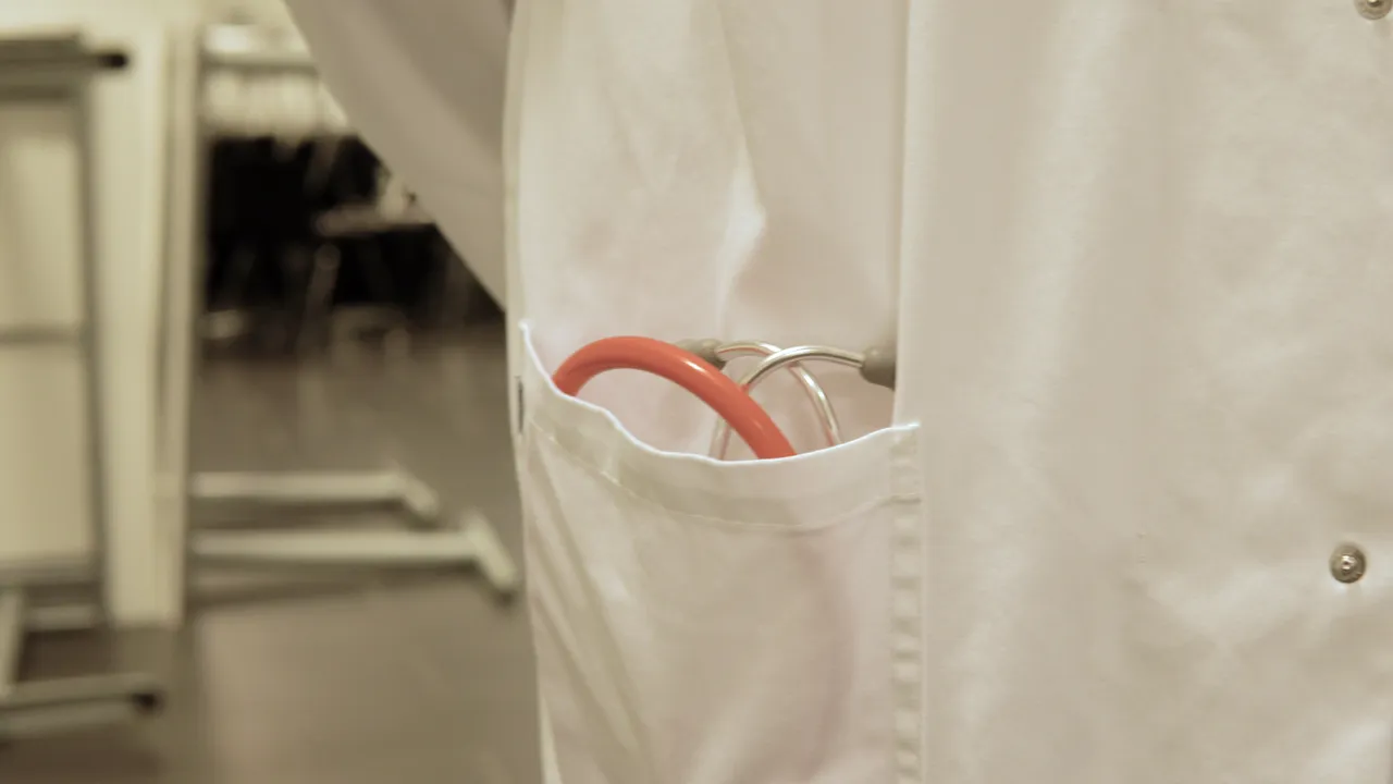 Lege i frakk med synlig stetoskop