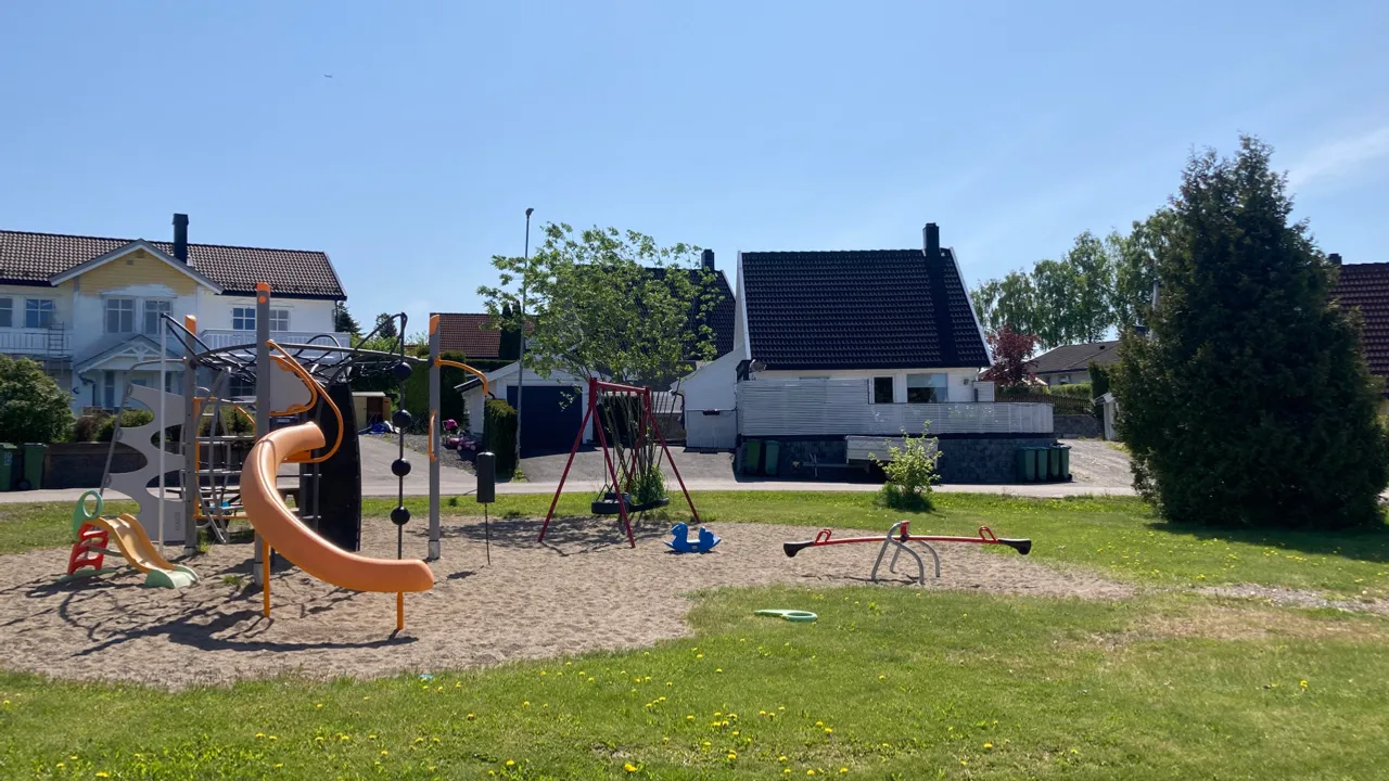 Et lekeområde for barn i et forstadsområde.