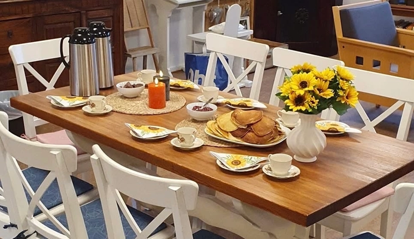 Et trebord dekket med tallerkener med mat.