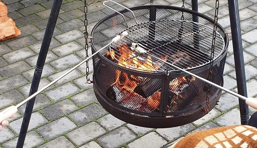 En person som griller en marshmellow på en bålplass.