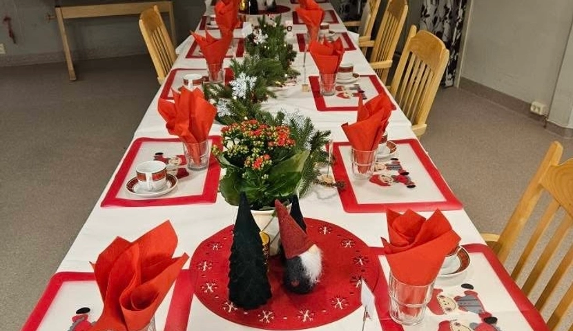 Et langbord er dekket med røde og hvite servietter.