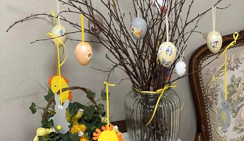 Et bord med en vase fylt med blomster og dekorasjoner.