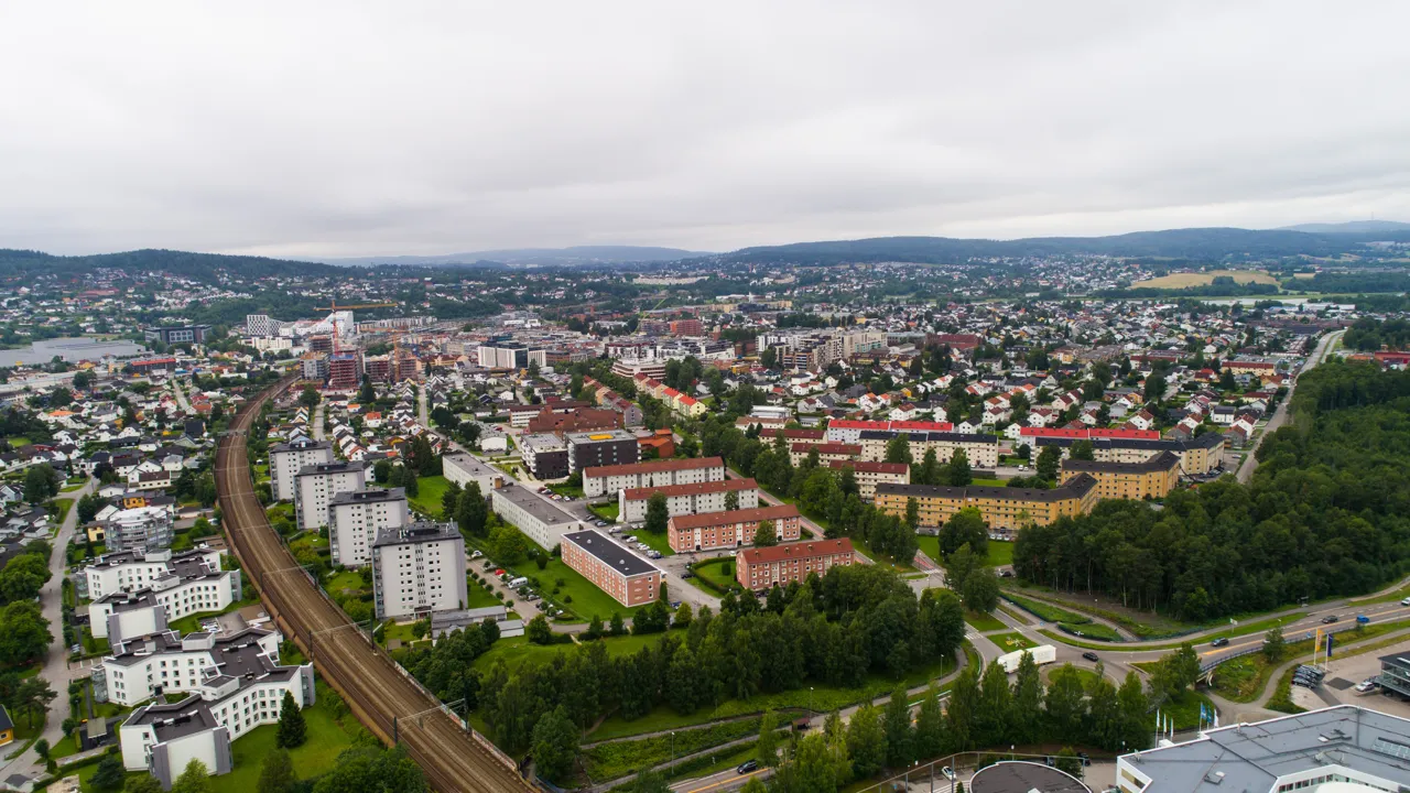 Et luftfoto av en by med mange bygninger.