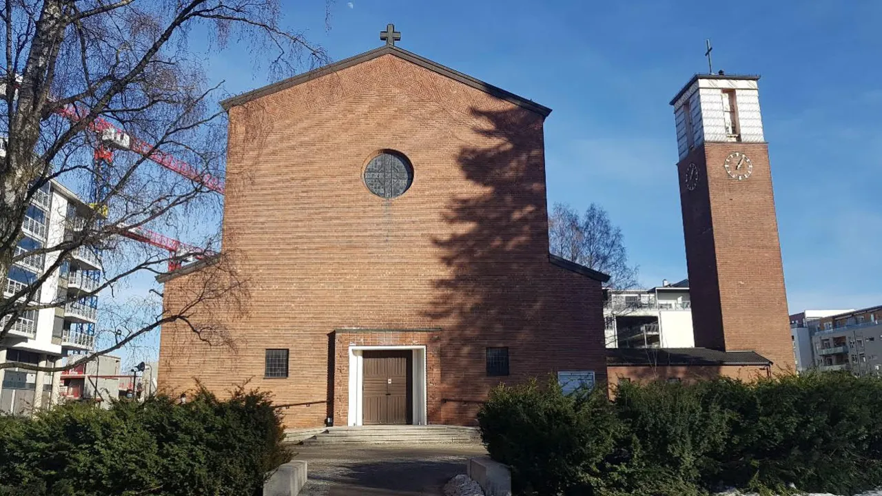 En kirke med en klokke på forsiden.