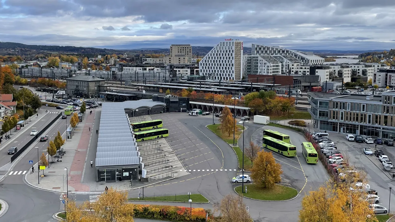 Oversiktsbilde busstasjon og togstasjon i Lillestrøm sentrum, med Scandic i bakgrunnen