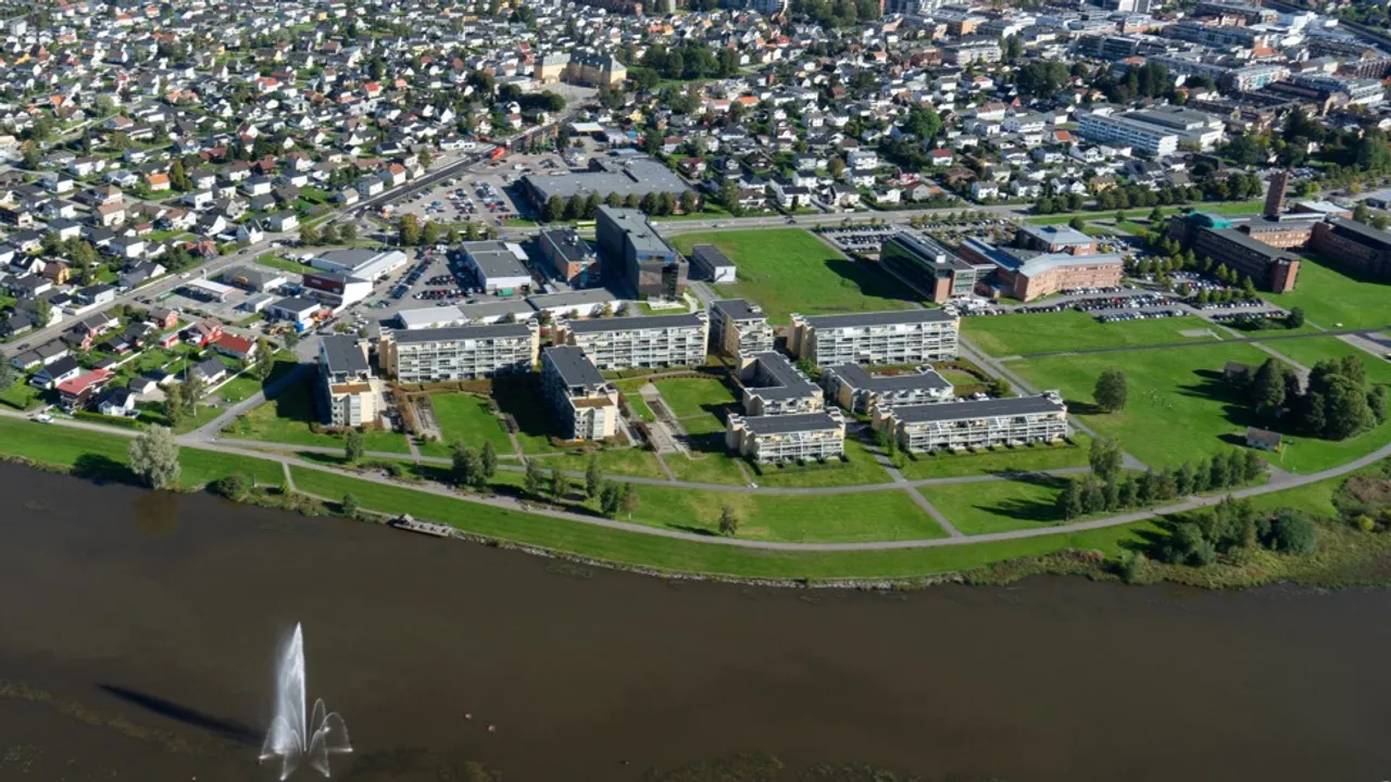 Et luftfoto av et boligområde og en elv