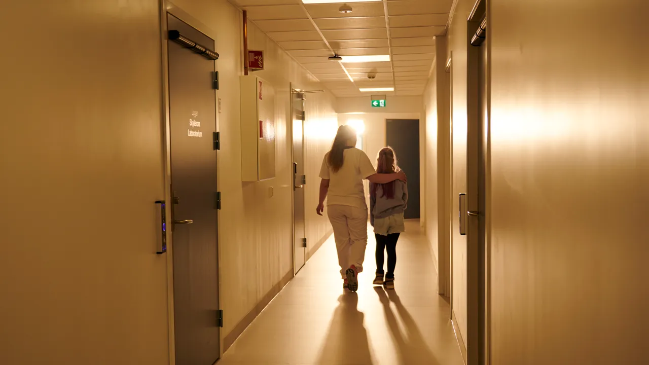 To personer som går ned en gang i en bygning.
