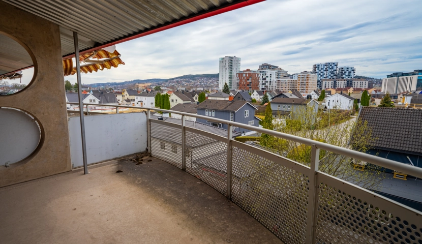 En balkong med utsikt over Lillestrøm.