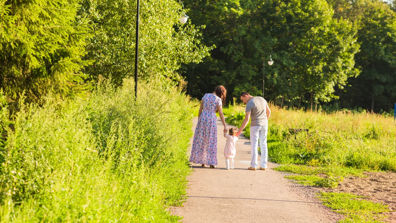 En mann og en kvinne går langs en sti.